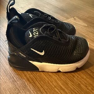 Nike Kids Black and White Sneakers Air Max 270